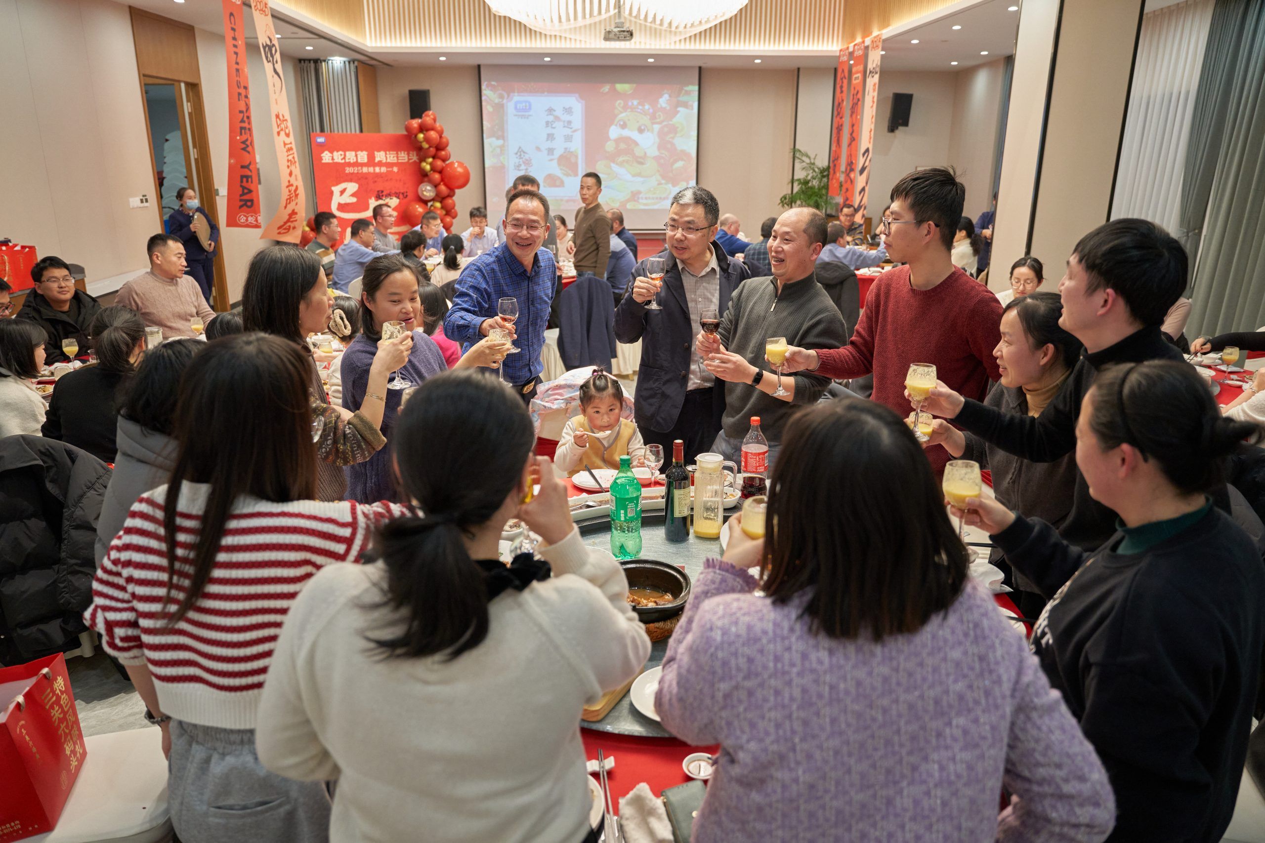 金蛇昂首 鴻運(yùn)當(dāng)頭 | 海外2025年新春團(tuán)圓晚宴溫暖落幕