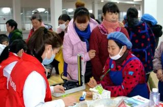 志愿服務(wù)進(jìn)萌恒  愛(ài)心義診送健康